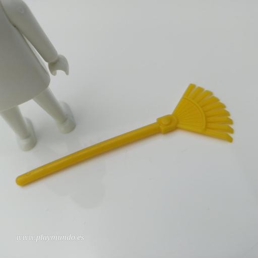PLAYMOBIL ESCOBA JARDINERO