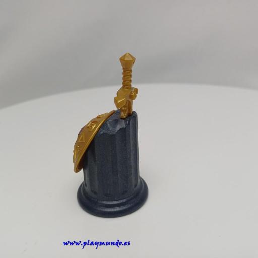 PLAYMOBIL PEDESTAL CON SPADA Y ESCUDO MEDIEVAL  [1]