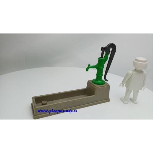 PLAYMOBIL FUENTE DE AGUA ABREVADERO BOMBA MANUAL [0]