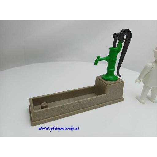 PLAYMOBIL FUENTE DE AGUA ABREVADERO BOMBA MANUAL [1]