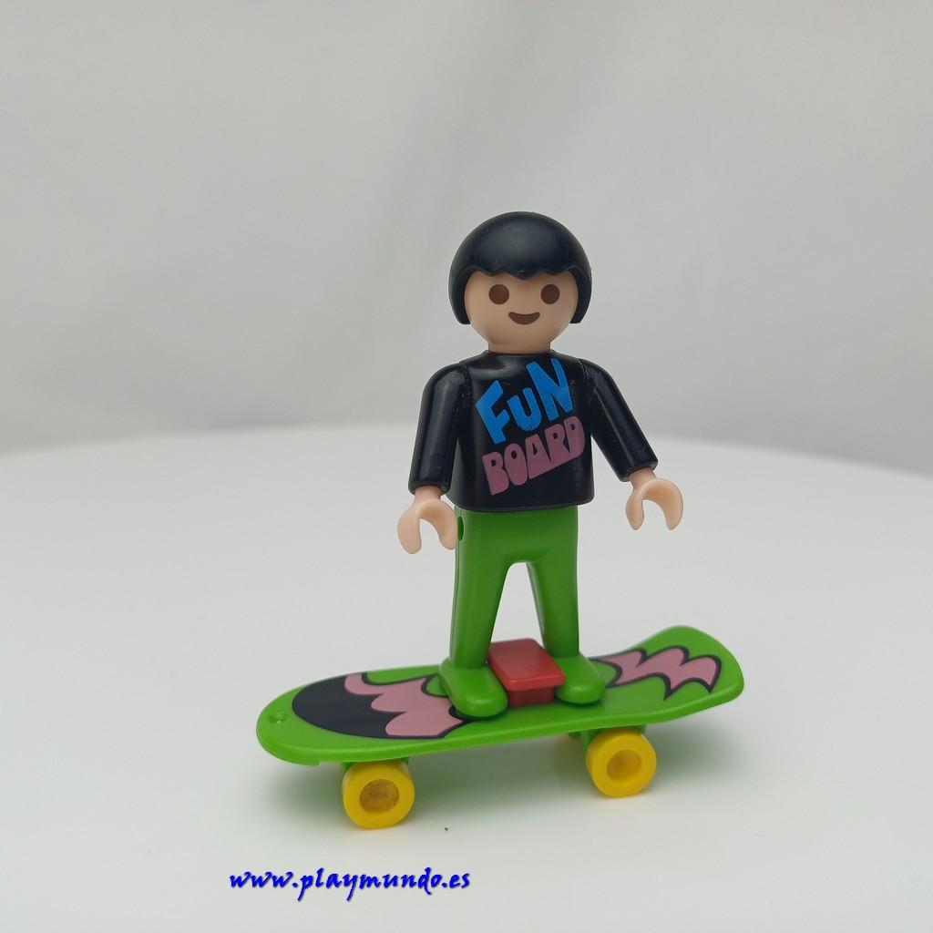PLAYMOBIL NIÑO CON MONOPATIN MUÑECO CLICK MOD02296