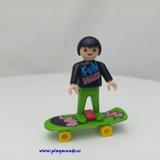 PLAYMOBIL NIÑO CON MONOPATIN MUÑECO CLICK  MOD02296