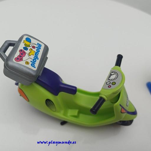 PLAYMOBIL 3946 CHICA CON CICLOMOTOR SCOOTER  (AÑO 1997) [3]