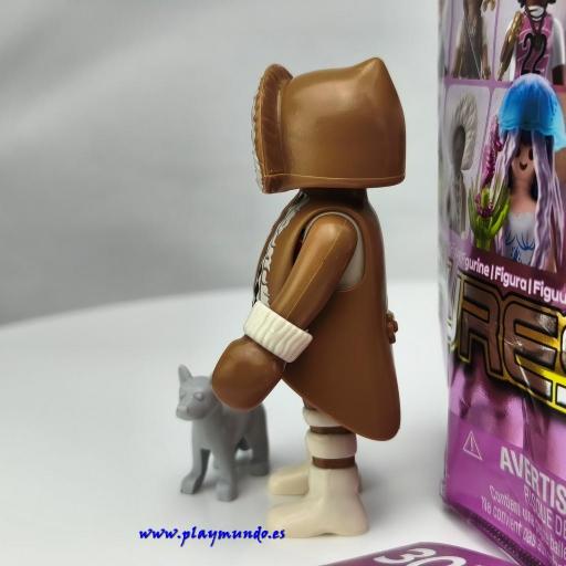 PLAYMOBIL SERIE  30 CHICAS ESQUIMAL (INUIT) CON PERRO ÁRTICO [2]