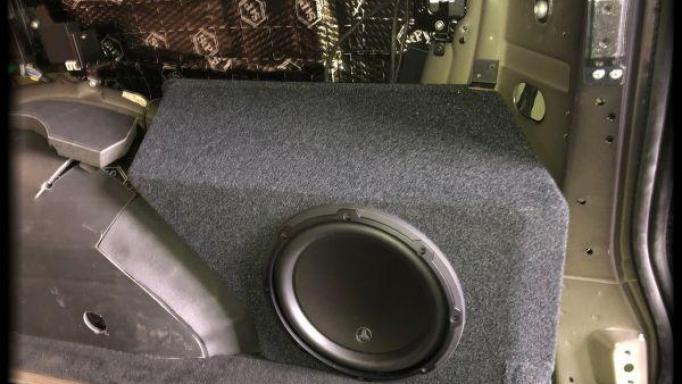 Caja subwoofer Mercedes-Benz Clase V [1]