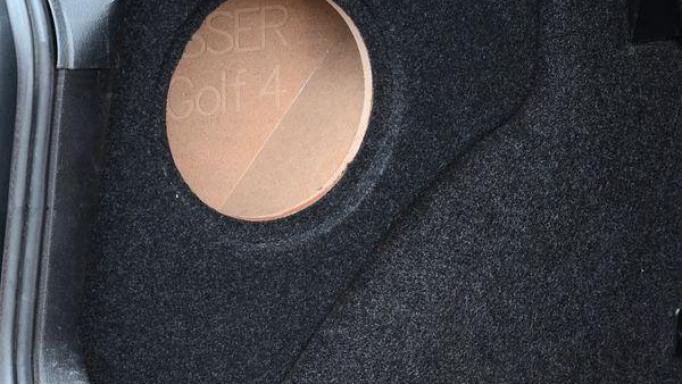 Caja subwoofer VW Golf 4 [1]