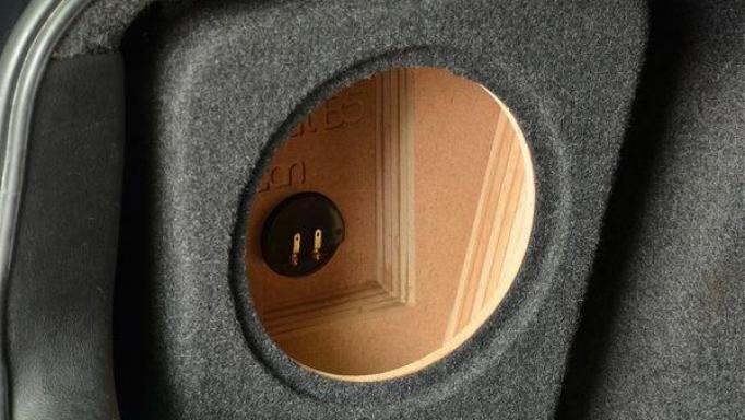 Caja subwoofer  VW Passat B5 Sedán [1]