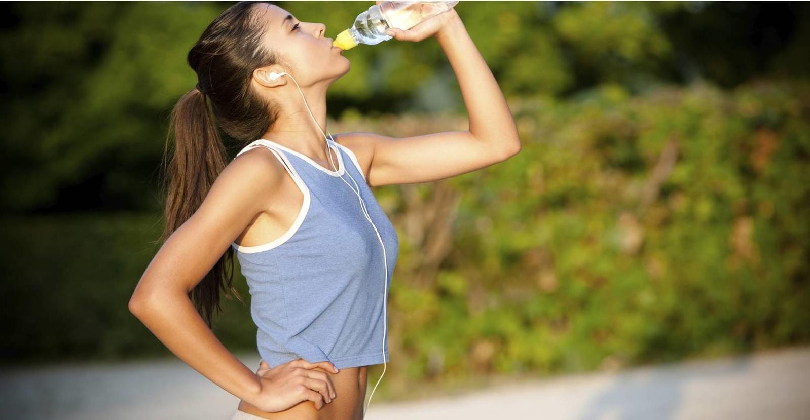 Cuatro formas de tomar más agua y mantenerte hidratado