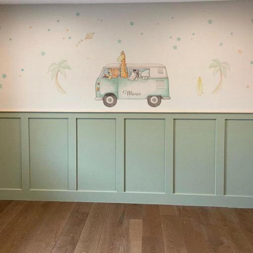 VINILO INFANTIL: Animales en camioneta surfera, con palmeras, tabla, cometa y estrellas en tonos mint. Personalizado con nombre [1]