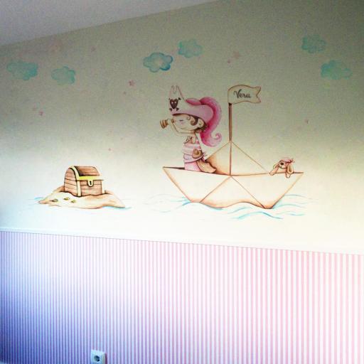 Vinilo Infantil Niña Pirata en Barco con Cofre del Tesoro – Decoración de Pared Personalizada para Habitación de Niña