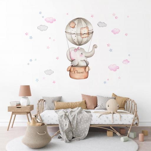 VINILO INFANTIL: Elefantita en globo con lazo rosa, nubes y estrellas en tonos grises y rosas. Vinilos para bebés niñas de efecto pintado a mano