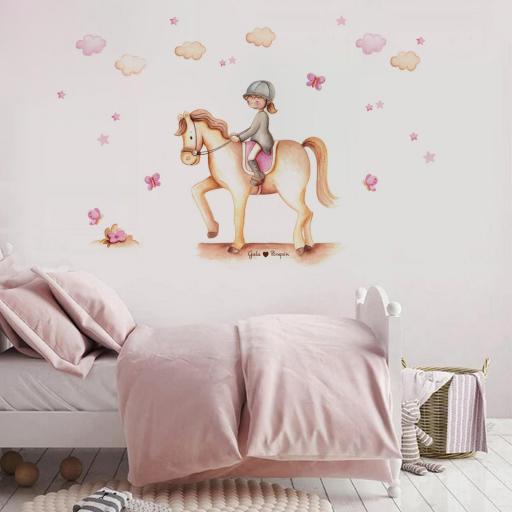 VINILO INFANTIL: Hípica, niña en caballo con flor, 6 mariposas, 6 nubes y 20 estrellas [1]