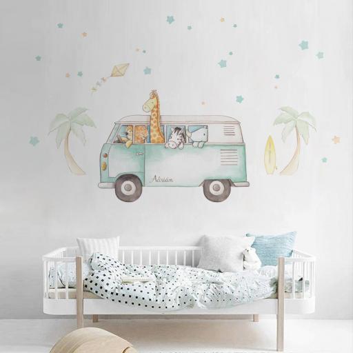 VINILO INFANTIL: Animales en camioneta surfera, con palmeras, tabla, cometa y estrellas en tonos mint. Personalizado con nombre [0]