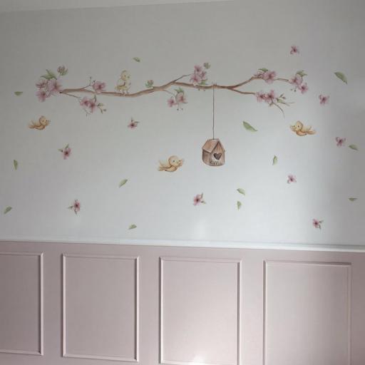 VINILO INFANTIL: Rama de cerezo con flores, hojas, pajaritos y casita de pájaros personalizada [3]