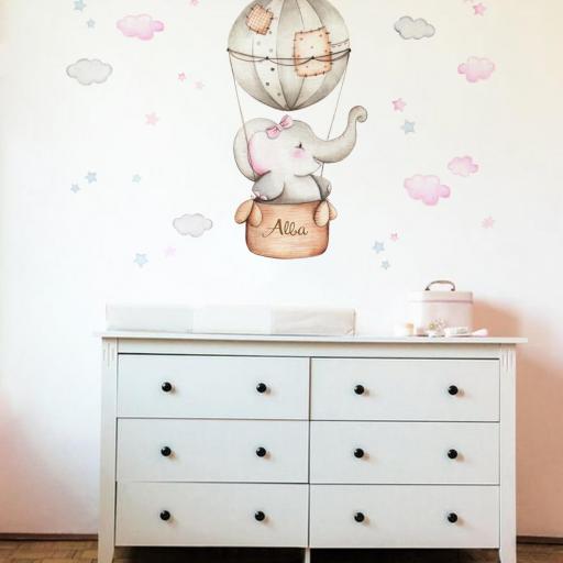 VINILO INFANTIL: Elefantita en globo con lazo rosa, nubes y estrellas en tonos grises y rosas. Vinilos para bebés niñas de efecto pintado a mano [1]