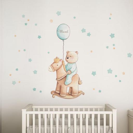 VINILO INFANTIL: Osito en caballito de juguete y globo personalizado con nombre del bebé, en tonos mint y beige
