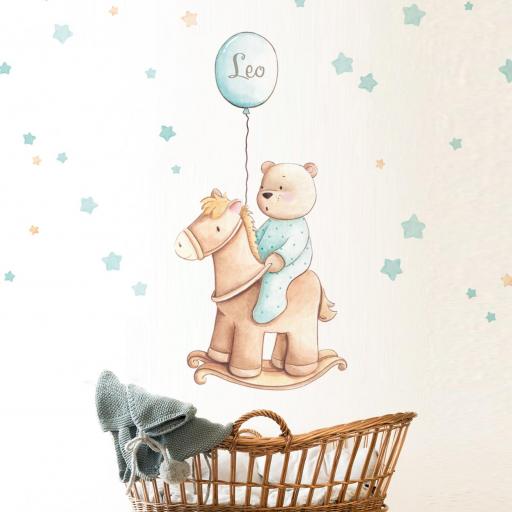 VINILO INFANTIL: Osito en caballito de juguete y globo personalizado con nombre del bebé, en tonos mint y beige [4]