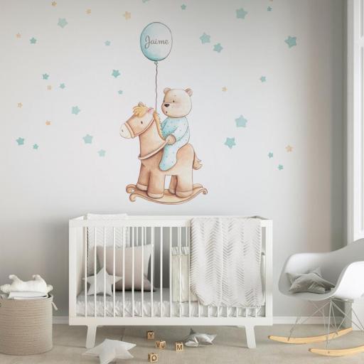 VINILO INFANTIL: Osito en caballito de juguete y globo personalizado con nombre del bebé, en tonos mint y beige [2]