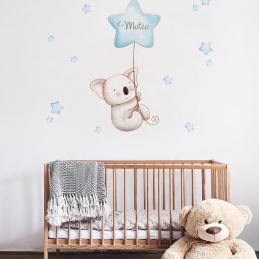 VINILO INFANTIL: Koala con globo azul y estrellitas azules, personalizado gratis con nombre del bebe