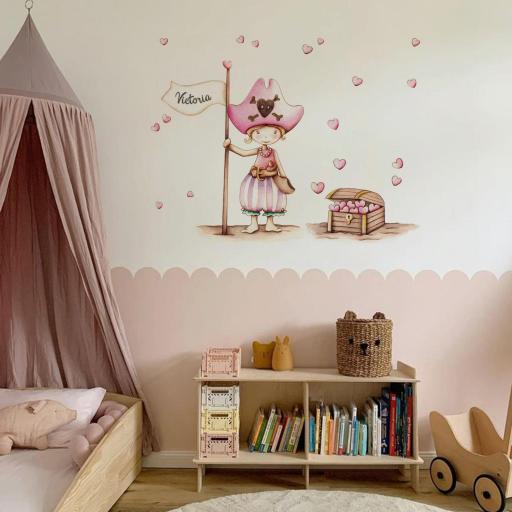 Vinilo Infantil Personalizado Niña Pirata con Nombre y Cofre de Corazones – Decoración de Pared para Habitación de Niñas