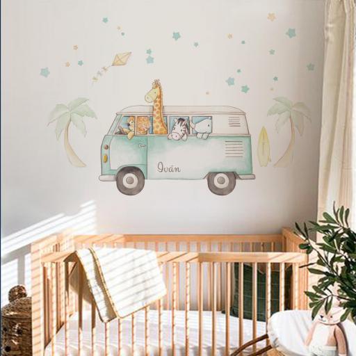 VINILO INFANTIL: Animales en camioneta surfera, con palmeras, tabla, cometa y estrellas en tonos mint. Personalizado con nombre [3]