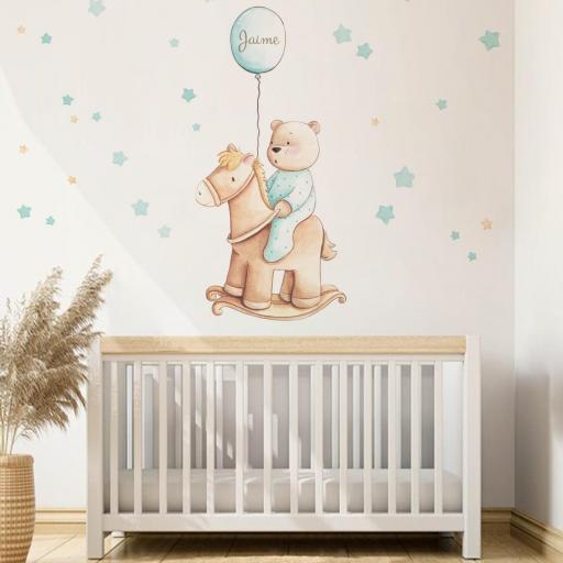 VINILO INFANTIL: Osito en caballito de juguete y globo personalizado con nombre del bebé, en tonos mint y beige [3]