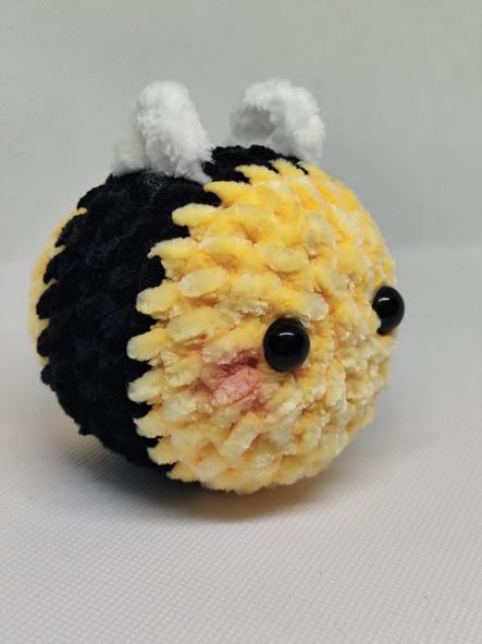 Abeja a crochet hecho a mano con lana suave peluche amigurumi bee cute hand made