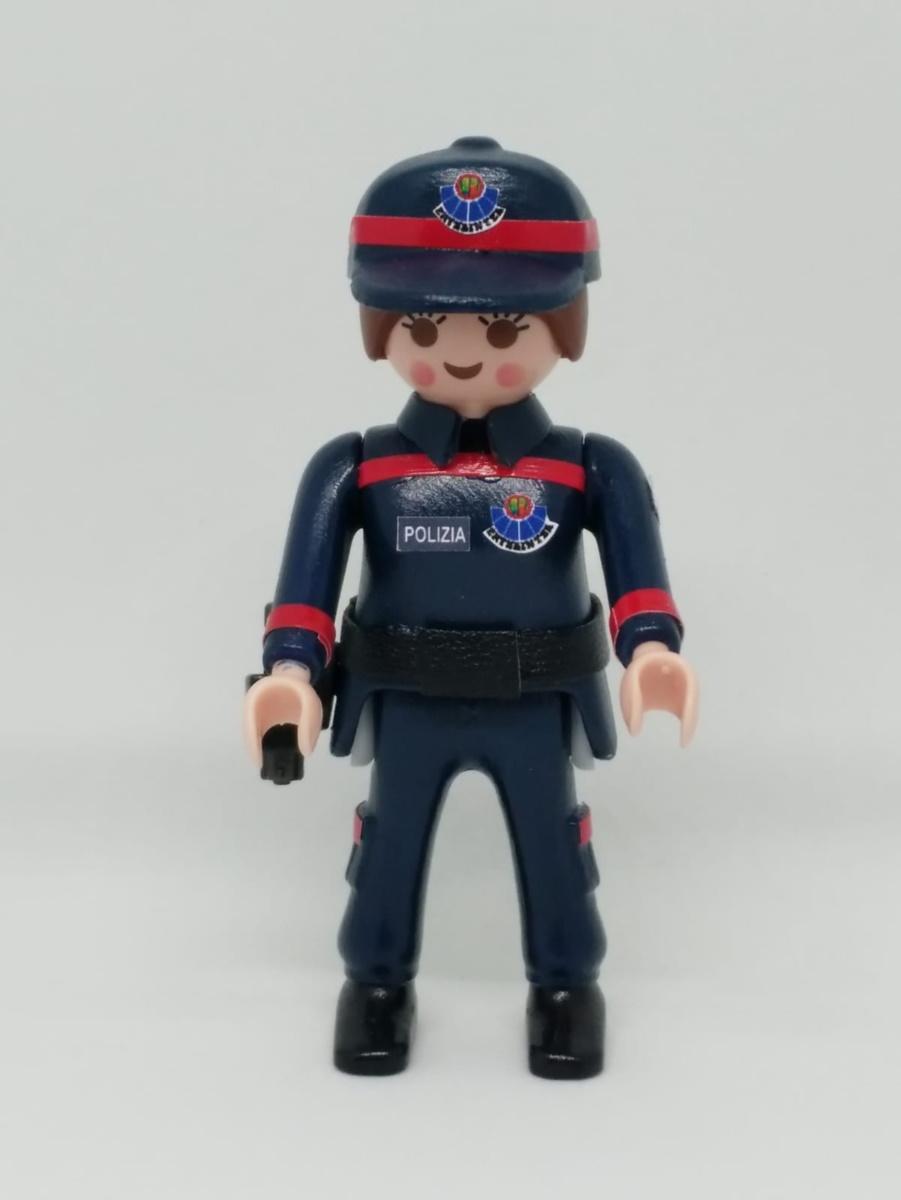 Playmobil personalizado Ertzaintza Policía del País Vasco Euskadi con uniforme de seguridad ciudadana mujer