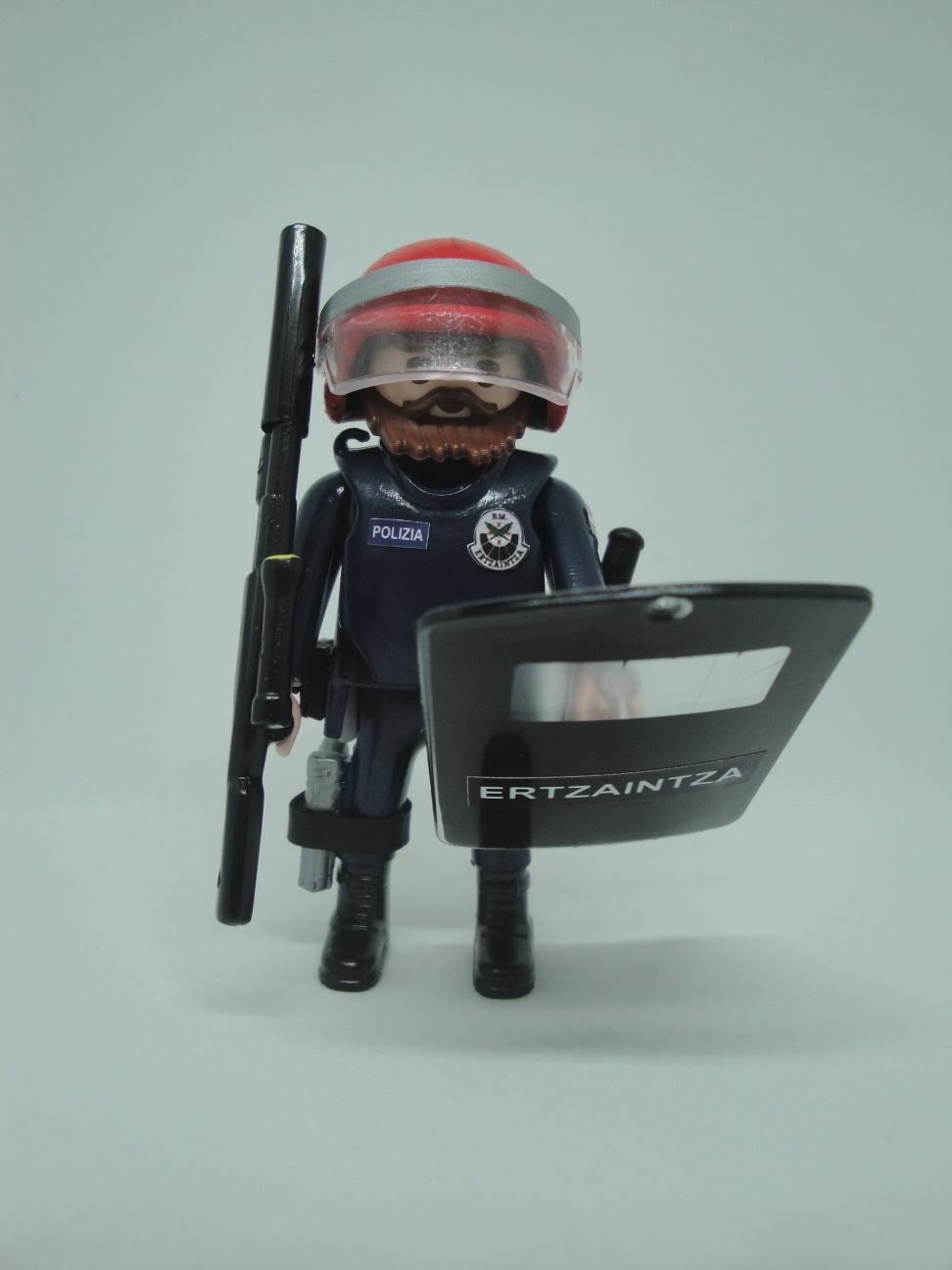 Playmobil Ertzaintza policía país vasco personalizado con uniforme de la Brigada Móvil antidisturbios hombre