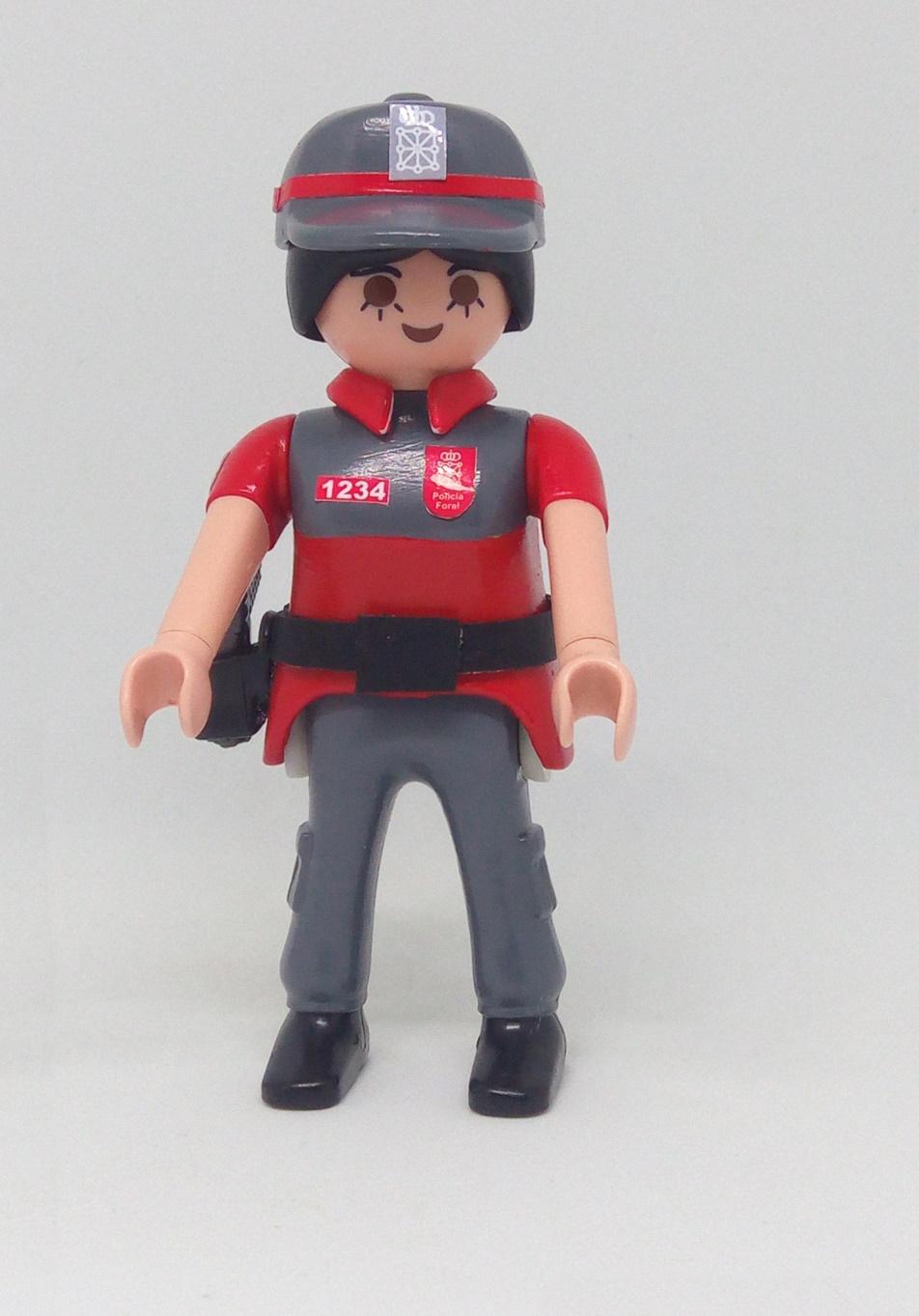 Playmobil personalizado con uniforme policía foral de Navarra Foruzaingoa mujer