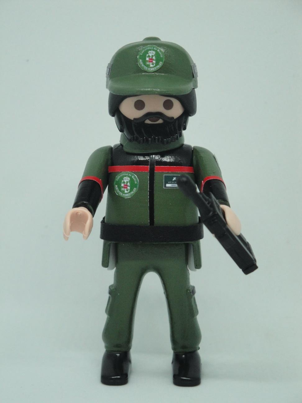 Playmobil personalizado con el uniforme de los agentes forestales de la Comunidad de Madrid hombre