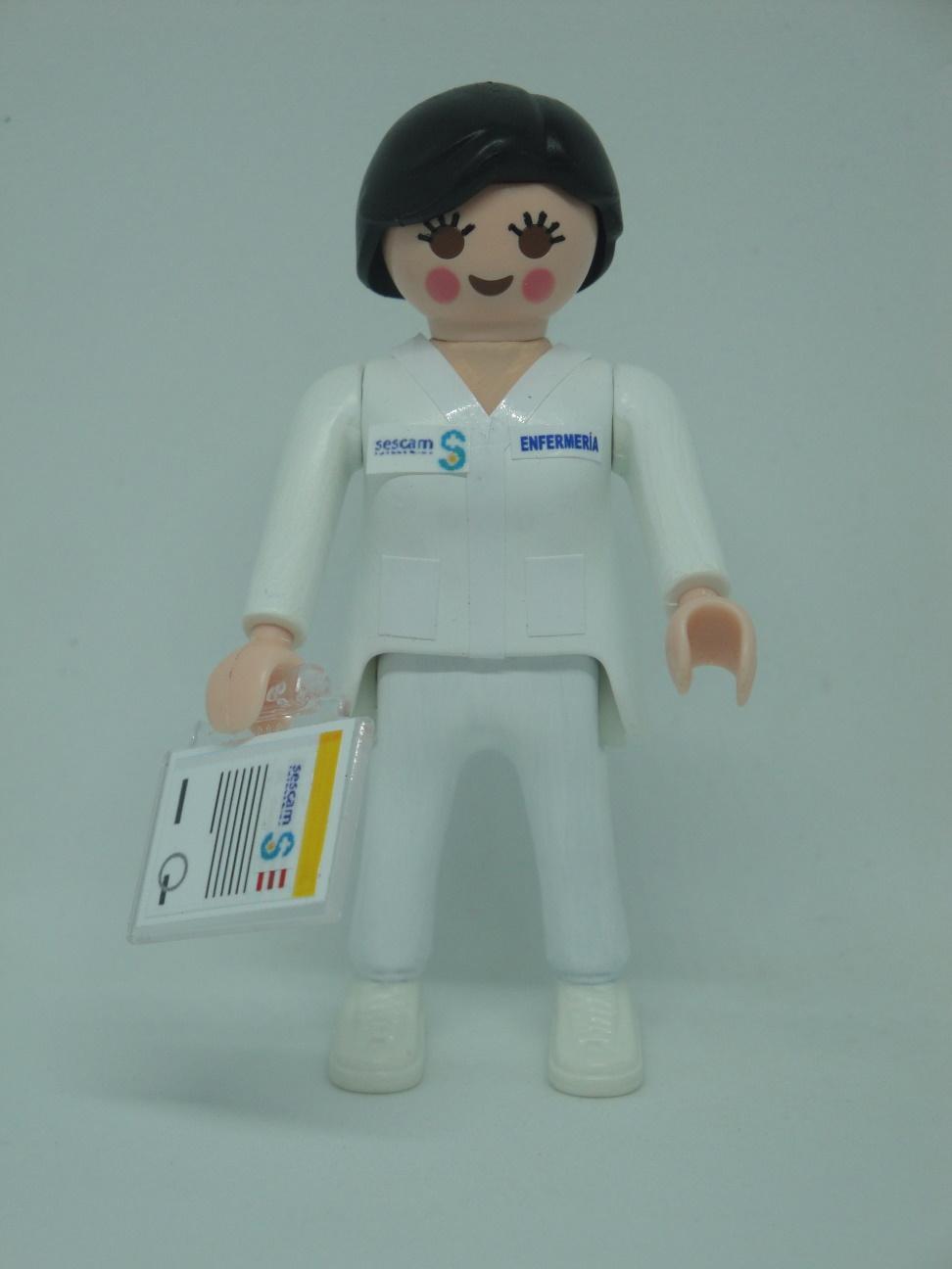 Playmobil personalizado con el uniforme de Enfermera del SESCAM servicio de salud de Castilla la Mancha mujer