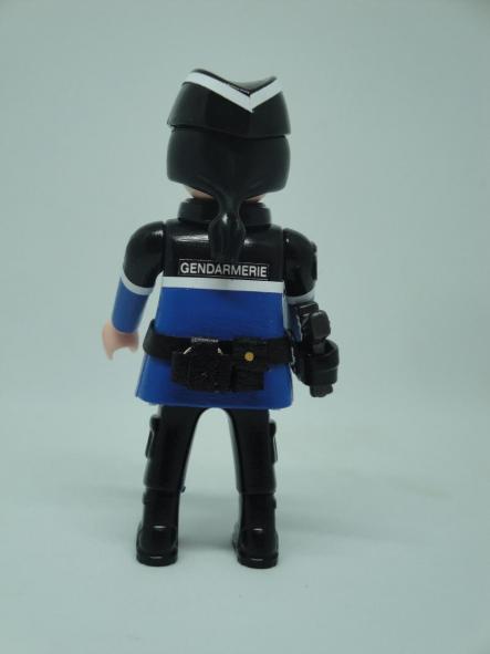Playmobil personalizado con uniforme de invierno de la Gendarmerie de Francia mujer [1]