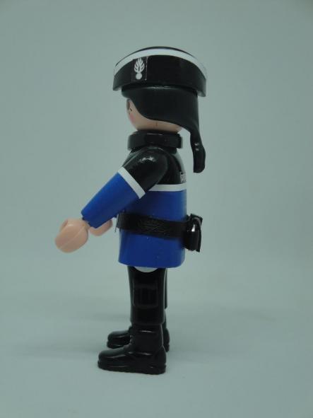 Playmobil personalizado con uniforme de invierno de la Gendarmerie de Francia mujer [2]