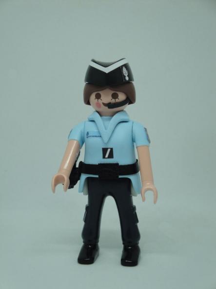 Playmobil personalizado con el uniforme de verano de la Gendarmerie de Francia mujer