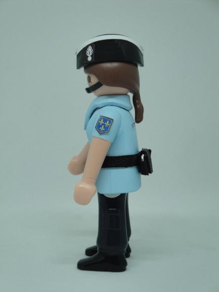 Playmobil personalizado con el uniforme de verano de la Gendarmerie de Francia mujer [2]