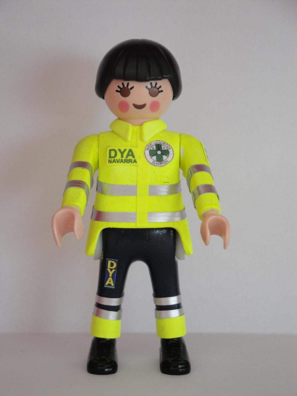 Playmobil personalizado con uniforme sanitario de ambulancia de Navarra DYA mujer