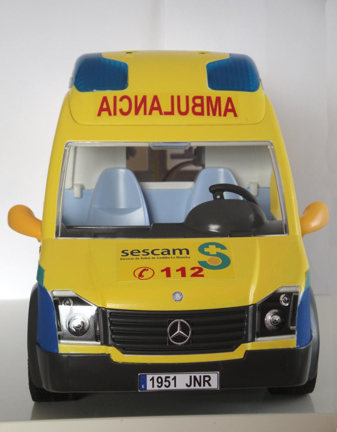 Ambulancia Playmobil personalizada con los distintivos del SESCAM Servicio de Salud de Castilla la Mancha