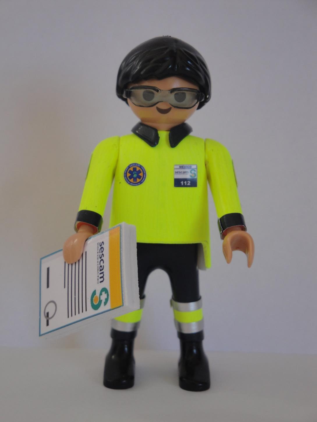 Playmobil personalizado con el uniforme de médico de ambulancia del SESCAM Servicio de Salud de Castilla la Mancha hombre 