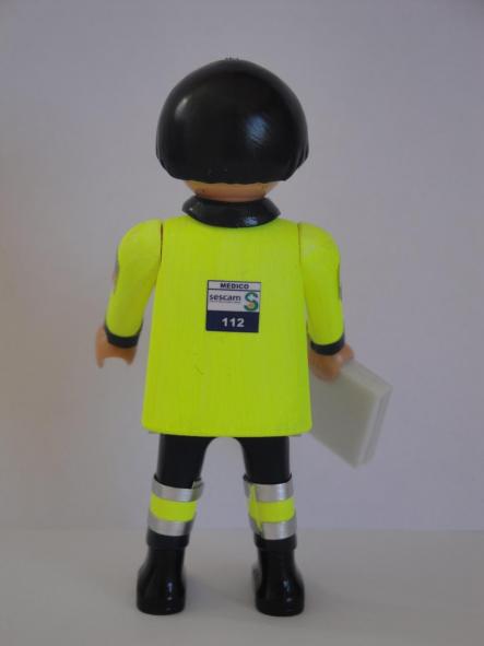 Playmobil personalizado con el uniforme de médico de ambulancia del SESCAM Servicio de Salud de Castilla la Mancha hombre  [1]