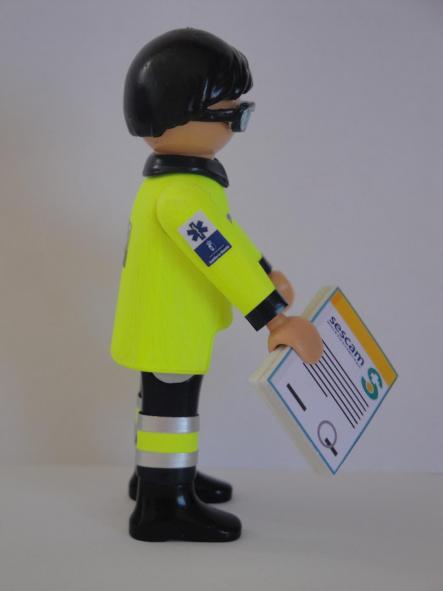Playmobil personalizado con el uniforme de médico de ambulancia del SESCAM Servicio de Salud de Castilla la Mancha hombre  [2]