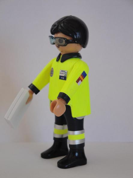 Playmobil personalizado con el uniforme de médico de ambulancia del SESCAM Servicio de Salud de Castilla la Mancha hombre  [3]