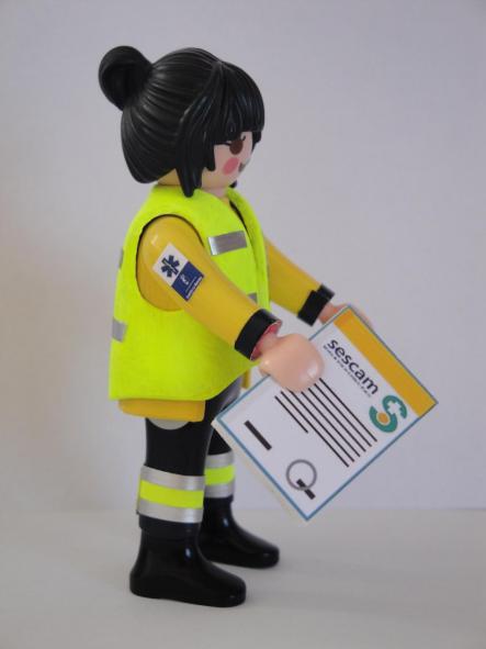 Playmobil personalizado con uniforme sanitario de ambulancia del Sescam Servicio sanitario de Castilla la Mancha mujer [2]