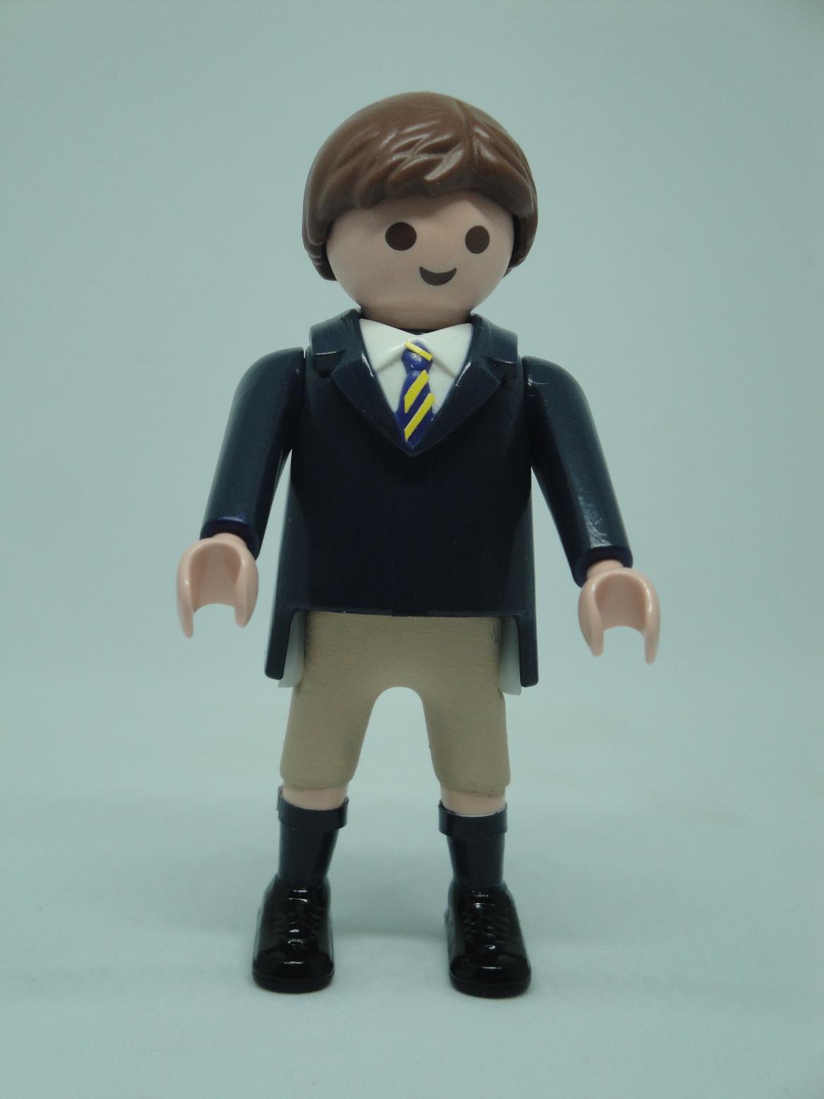 Playmobil personalizado con traje de primera comunión en pantalón corto marrón y chaqueta azul modelo niño