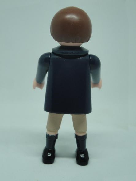 Playmobil personalizado con traje de primera comunión en pantalón corto marrón y chaqueta azul modelo niño [1]