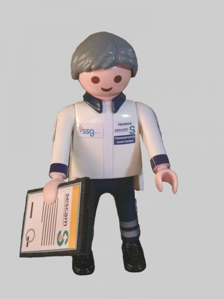 Playmobil personalizado con el uniforme de técnico de transporte Sanitario del SESCAM Servicio de Salud de Castilla la Mancha hombre 
