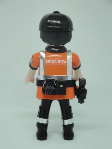 Playmobil personalizado Ertzaintza Policía del País Vasco Euskadi con uniforme de tráfico hombre [1]