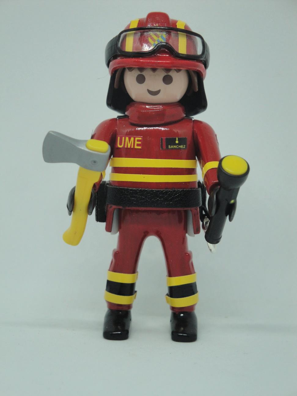 Playmobil personalizado con uniforme rojo de la UME Unidad Militar de Emergencias ejército hombre