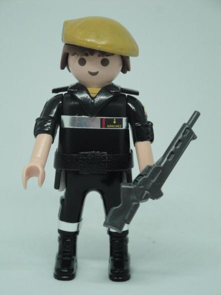 Playmobil personalizado con uniforme negro de la UME Unidad Militar de Emergencias Ejército hombre