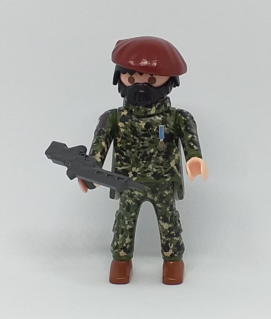 Playmobil personalizado con uniforme camuflaje de la Policía Militar del Ejército hombre